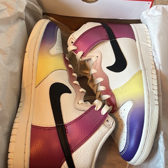 Brand new never worn Nike dunks size 8 womens , sold out on Nike in a day ! - Picture 2 of 5